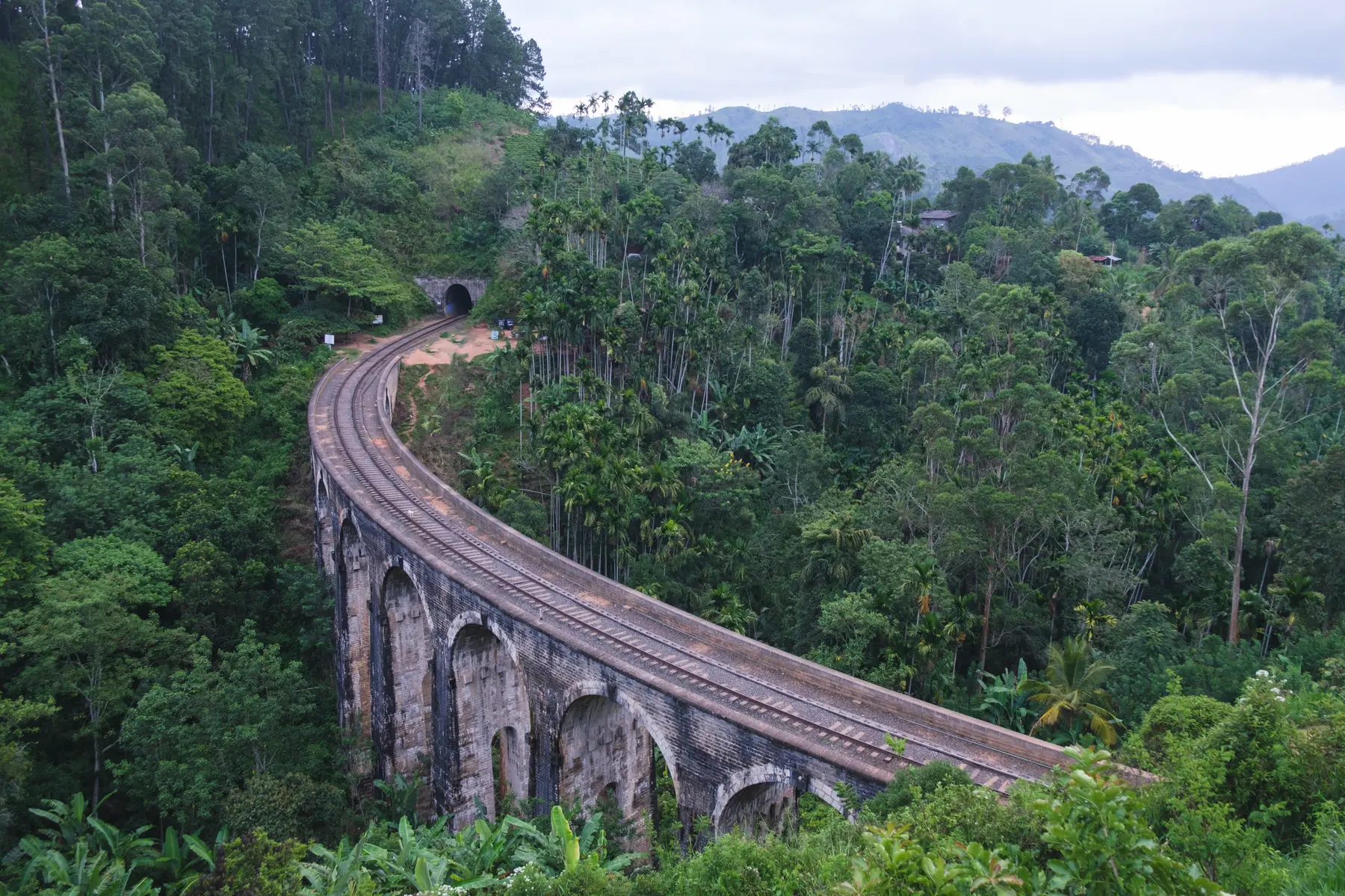 Nine Arch Bridge in Sri Lanka, photograph 1